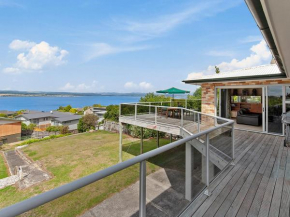 Lofty Lakeviews - Acacia Bay Holiday Home